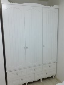 ארון ונציה 3 דלתות עם רגלי לואי 1.60 ללא מראה סנדוויץ' בייבי בון