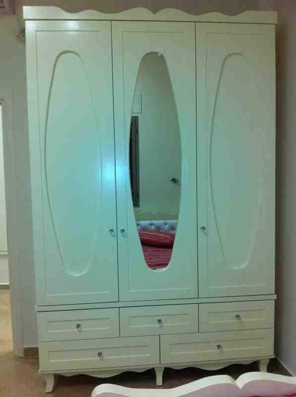 ארון ונציה על רגלי לואי 3 דלתות 1.60 עם מראה סנדוויץ'